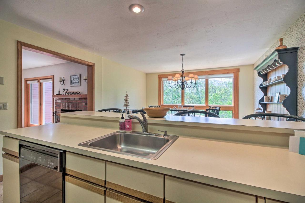 Timber Creek Townhome With 2 Decks And Mtn Views! เวสต์โดเวอร์ ภายนอก รูปภาพ